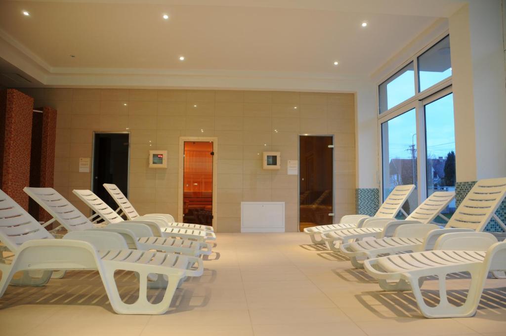 Ket Korona Konferencia Es Wellness Hotel Balatonszarszo Exterior foto