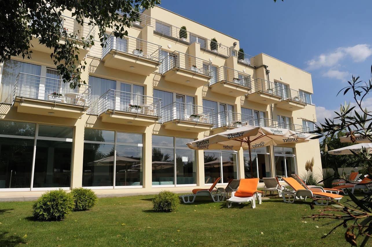 Ket Korona Konferencia Es Wellness Hotel Balatonszarszo Exterior foto